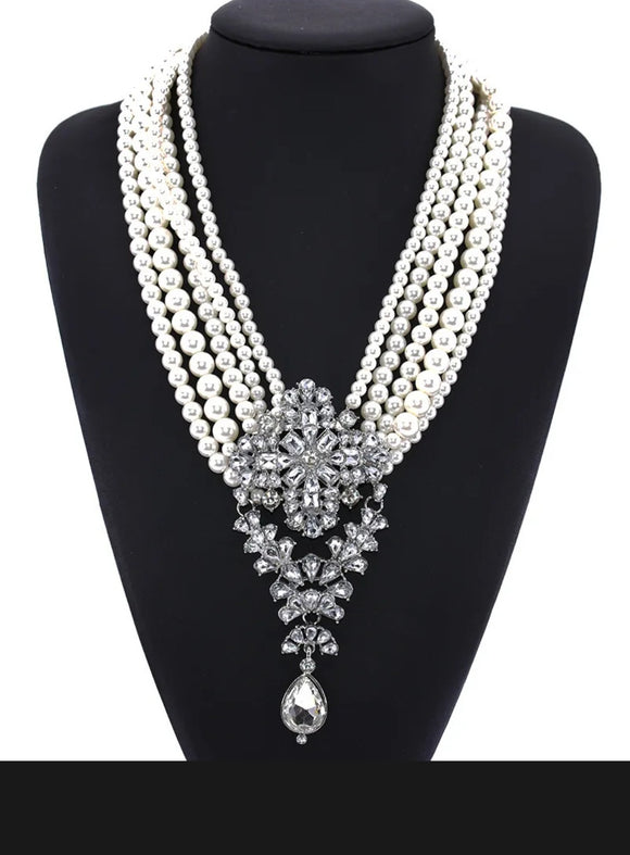 Exaggerated Pearl Necklace With Rhinestone Inlay